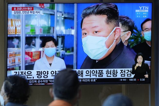 Im nordkoreanischen TV zieht Diktator Kim Jong Un über seine Mitarbeiter her. Diese hätten bei der Pandemie-Eindämmung versagt.