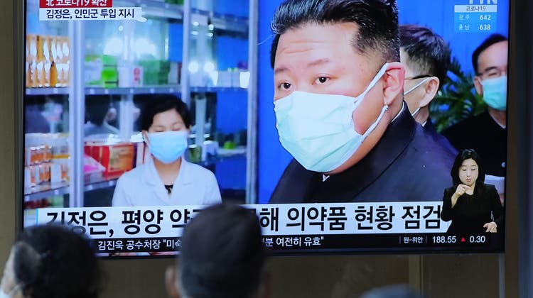Im nordkoreanischen TV zieht Diktator Kim Jong Un über seine Mitarbeiter her. Diese hätten bei der Pandemie-Eindämmung versagt. (Lee Jin-Man / AP)