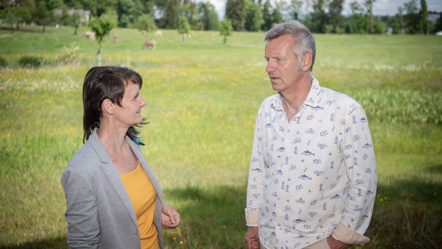 Katja Dürst, Geschäftsführerin von Pro Natura Luzern und Ammoniakspezialist Kurt Eichenberger vom WWF fordern vom Kanton Luzern, dass er die hohen Stickstoff-Belastungen aus der Landwirtschaft eindämmt. (Bild: Pius Amrein  (Rain, 16. Mai 2022))