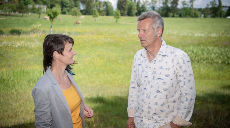 Katja Dürst, Geschäftsführerin von Pro Natura Luzern, und Ammoniakspezialist Kurt Eichenberger vom WWF fordern vom Kanton Luzern, dass er die hohen Stickstoff-Belastungen aus der Landwirtschaft eindämmt. (Bild: Pius Amrein  (Rain, 16. Mai 2022))