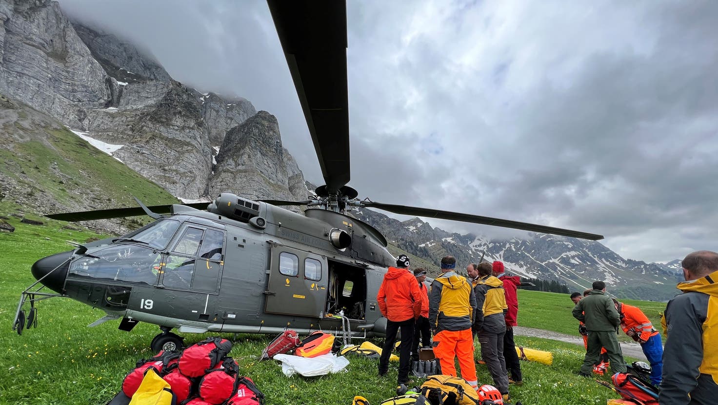 Mit einem Superpuma von der Schweizer Armee wird Mensch und Material zur Absturzstelle geflogen. (Bild: PD)