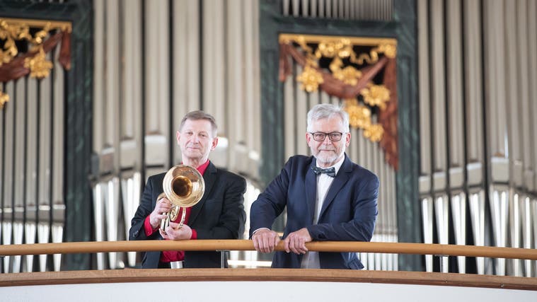Organist Bogdan Narloch (rechts) und Roman Gryn (Trompete, Flügelhorn) spielen in der Pfarrkirche Menzingen im Rahmen der Zuger Orgeltage. (Bild: Matthias Jurt (Menzingen, 15. Mai 2022))
