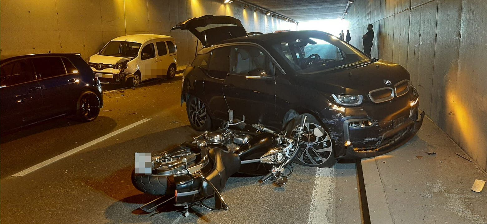 Bremgarten, 16. Mai: Im Umfahrungstunnel kam es zu einem Unfall mit mehreren Fahrzeugen. Verletzt wurde nach ersten Erkenntnissen niemand.