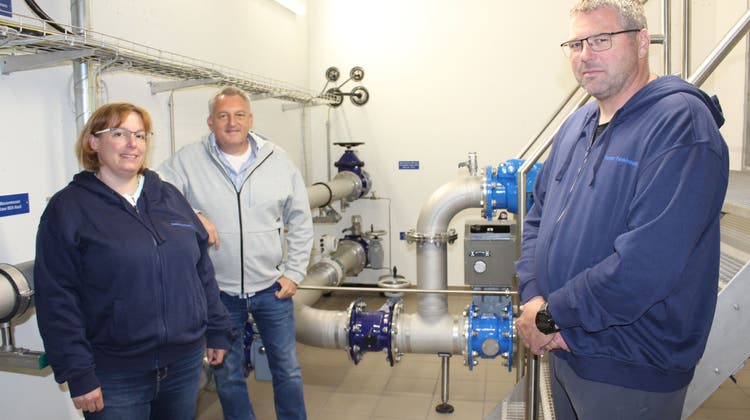 Im neuen Wasserreservoir Hard: Gemeinderätin Beatrice Bachmann, Ingenieur Harry Reinert und Wasserwart Roman Fankhauser. (Bild: Manuela Olgiati)