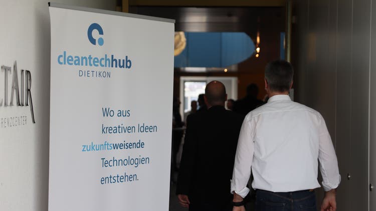 Der neu gegründete Cleantech Hub Dietikon wurde am Dienstagabend gebührend gefeiert. (Lydia Lippuner)