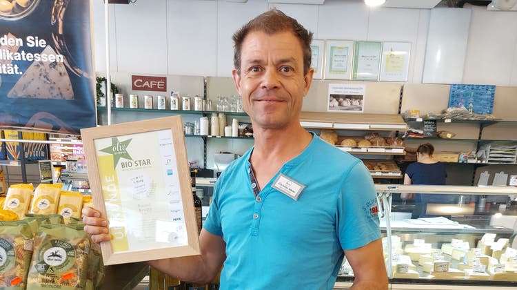 Der Bioladen Buono in Brugg wurde am 2. Mai vom Magazin «Oliv» zu einem der beliebtesten der Schweiz gekürt. Stolz zeigt Geschäftsführer Christian Meier die Urkunde für den ersten Platz. (Flavia Rüdiger)