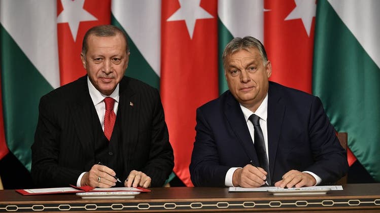 Versuchen, für sich am meisten rauszuholen: Der türkische Präsident Recep Tayyip Erdogan (links) und Ungarns Ministerpräsident Viktor Orban. (Bild November 2019) (Bild: Keystone)