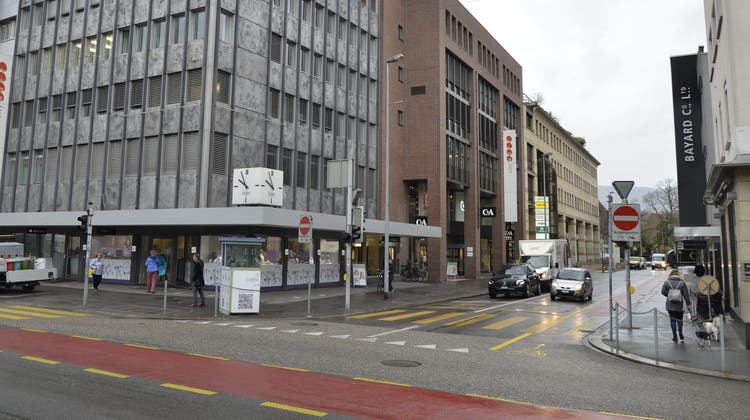 Der City-Märt Aarau von der Bahnhofstrasse aus gesehen. Der Linksabbieger Kasinostrasse soll beim Versuchsbetrieb wegfallen. (Daniel Vizentini)
