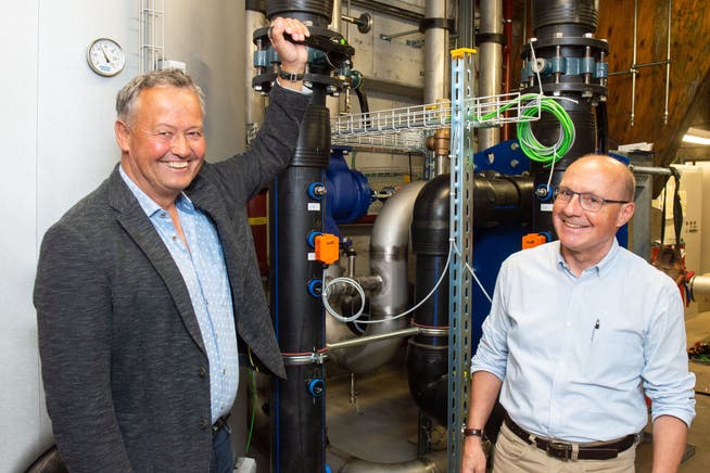 Stadtrat Thomas Bornhauser und Erich Bötsch, der neue Energieberater der Technischen Betriebe, in der neuen Fernwärmezentrale in der Eishalle Güttingersreuti.
