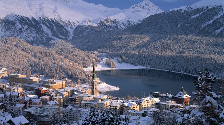 Hier Wohneigentum zu kaufen, kostet eine schöne Stange Geld: St. Moritz gehört zu den teuersten Destinationen der Welt. (Keystone)