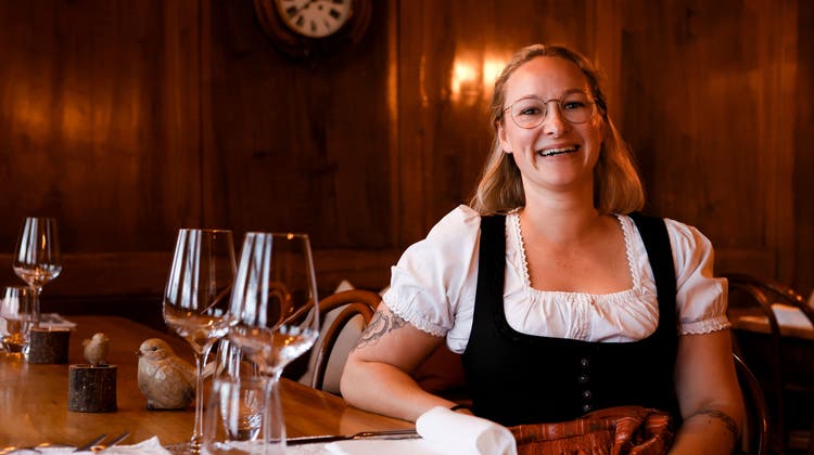 Chefin in Tracht: Die Vorarlbergerin Jacqueline Kert hat das «Bäumli» vor fünf Jahren übernommen. Gewirtet wird im historischen Haus aber schon mindestens 200 Jahre. (Bild: Donato Caspari (12. Mai 2022))