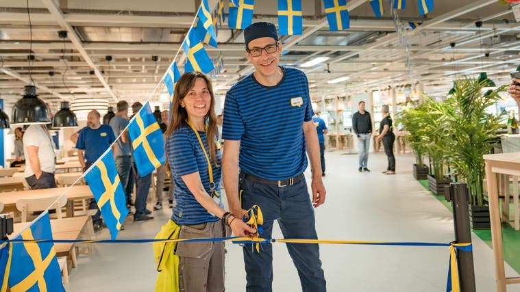 Roger Trachsel (r.), Projektleiter bei Ikea Spreitenbach, und Claudia Moutinho beim «Ribbon Cut». (zvg)
