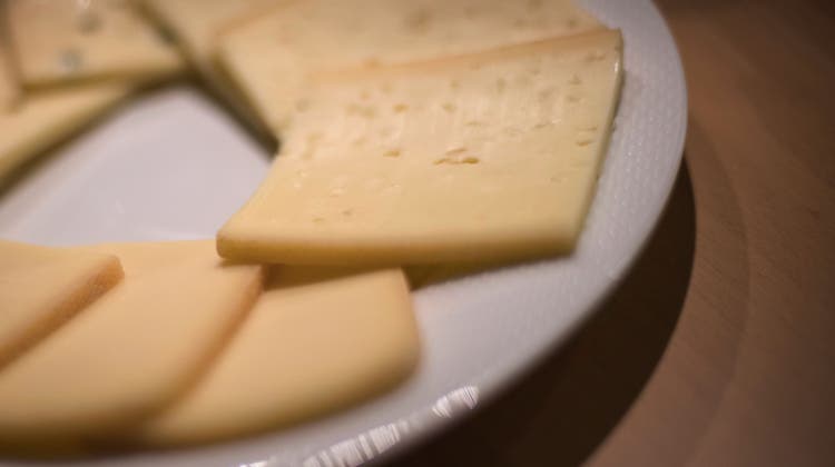 Mit einem Raclette-Käse bedrohte die Beschuldigte die Verkäuferin. (Pius Amrein)