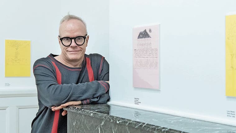 Der bekannte Schweizer Kurator Hans Ulrich Obrist in seiner Ausstellung im Museum im Bellpark Kriens. (Bild: Pius Amrein (Kriens, 13. Mai 2022))