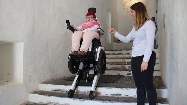 Selbstständig bedient Tabea Gubser den treppensteigenden Rollstuhl mittels Joystick, während Medea Strasser von der Herstellerfirma Scewo von Fall zu Fall Anweisungen erteilt. (Bild: Robert Kucera)