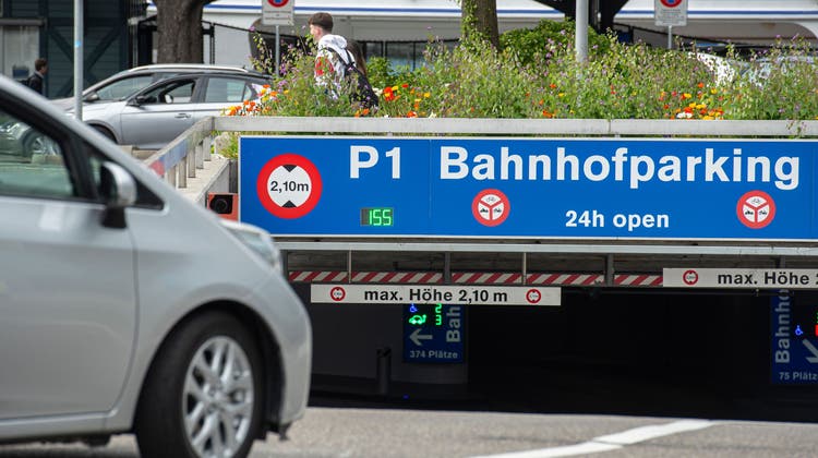 Muss der Seeunterquerung für den Luzerner Durchgangsbahnhof weichen: Das Parkhaus P1 unter dem Bahnhofplatz. (Bild: Dominik Wunderli (Luzern, 16. Mai 2022))