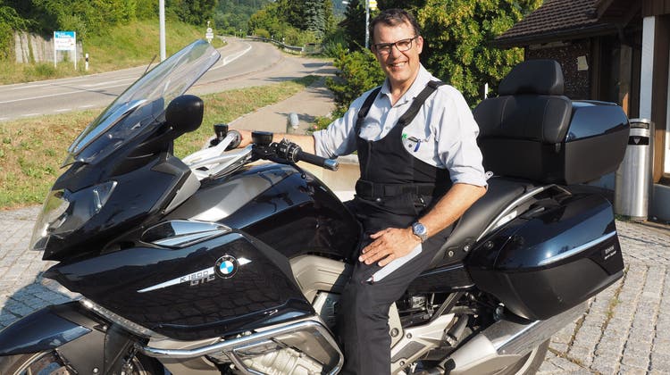 Roger Fricker, Gemeindeammann von Oberhof, auf seinem Motorrad am Fuss des Benken. (Bild: Thomas Wehrli)