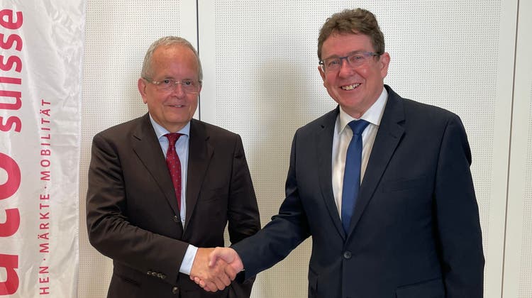 SVP-Nationalrat Albert Rösti übernimmt das Präsidium von Auto Schweiz von François Launaz (l.). Dieser ist neuer Ehrenpräsident er Autoimporteure. (HO)