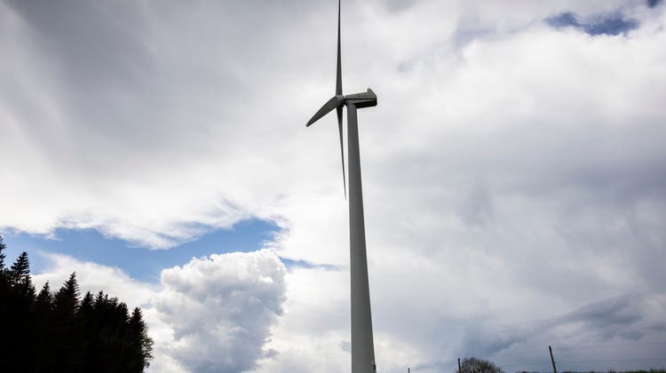 Solche Windturbinen sollen in einer Machbarkeitsstudie der WWZ auf dem Zuger- und Walchwilerberg getestet werden. Im Bild eine Windkraftanlage in Luzern. (Bild: Patrick Hürlimann (Entlebuch, 04. Mai 2022))