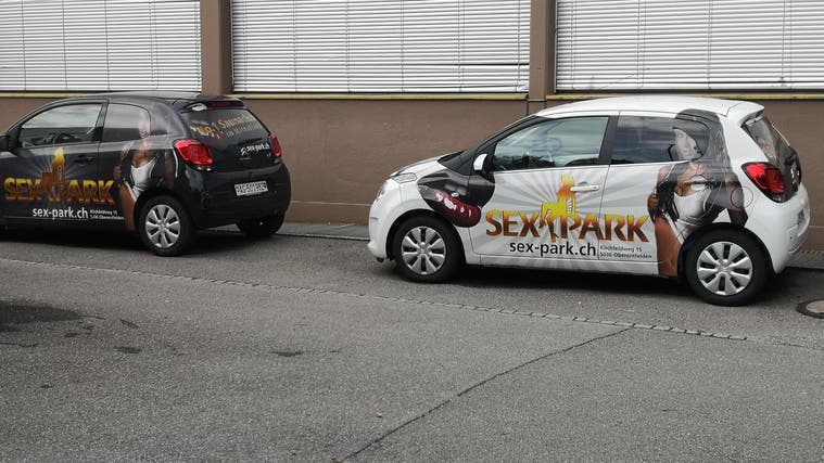 Nicht nur die Geschäftsautos des «Sex-Parks» in Oberentfelden geben zu reden. (Urs Helbling)