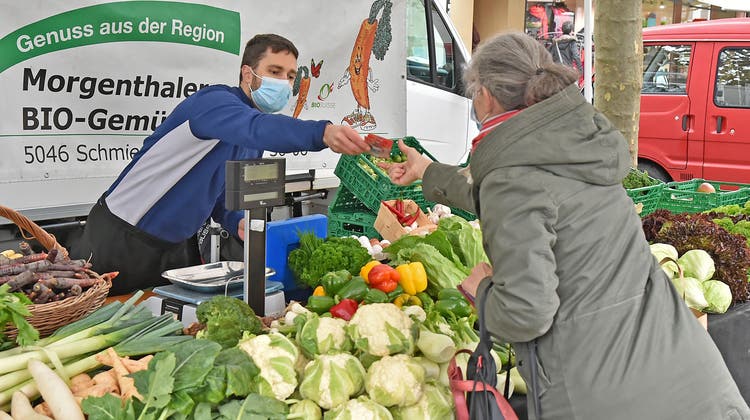An den Aarauer Monatsmarkt kommen Marktfahrende aus der ganzen Region, um ihre Produkte – und vielleicht auch Geschichten – anzubieten. (zvg)