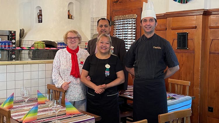 Vermieterin Silvia Blaser (links) mit dem neuen «Castillo»-Team: Aushilfe Manee (Mitte), Restaurantbetreiber Iqbal Mazhar (hinten) und Koch Jani Warraich. (Andrea Worthmann / Aargauer Zeitung)
