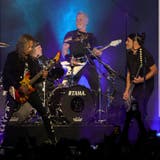 Die legendäre US-Metalband Metallica während eines Konzerts in Las Vegas: Gitarrist Kirk Hammett, Schlagzeuger Lars Ulrich, Frontmann James Hetfield und Bassist Robert Trujillo. (Bild: Getty Images/Ethan Miller (25. Februar 2022))