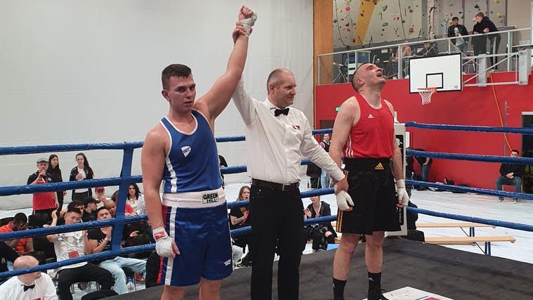 And the winner is: Der Ringrichter hebt den linken Arm von Mihael Zivkovic als Zeichen des Siegs in die Höhe. Rechts der geschlagene Ivan Caleta. (zvg)