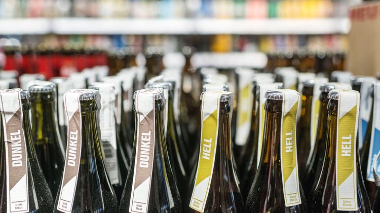 Bald teurer, egal, ob hell oder dunkel: Bierflaschen im Detailhandel. (Keystone)