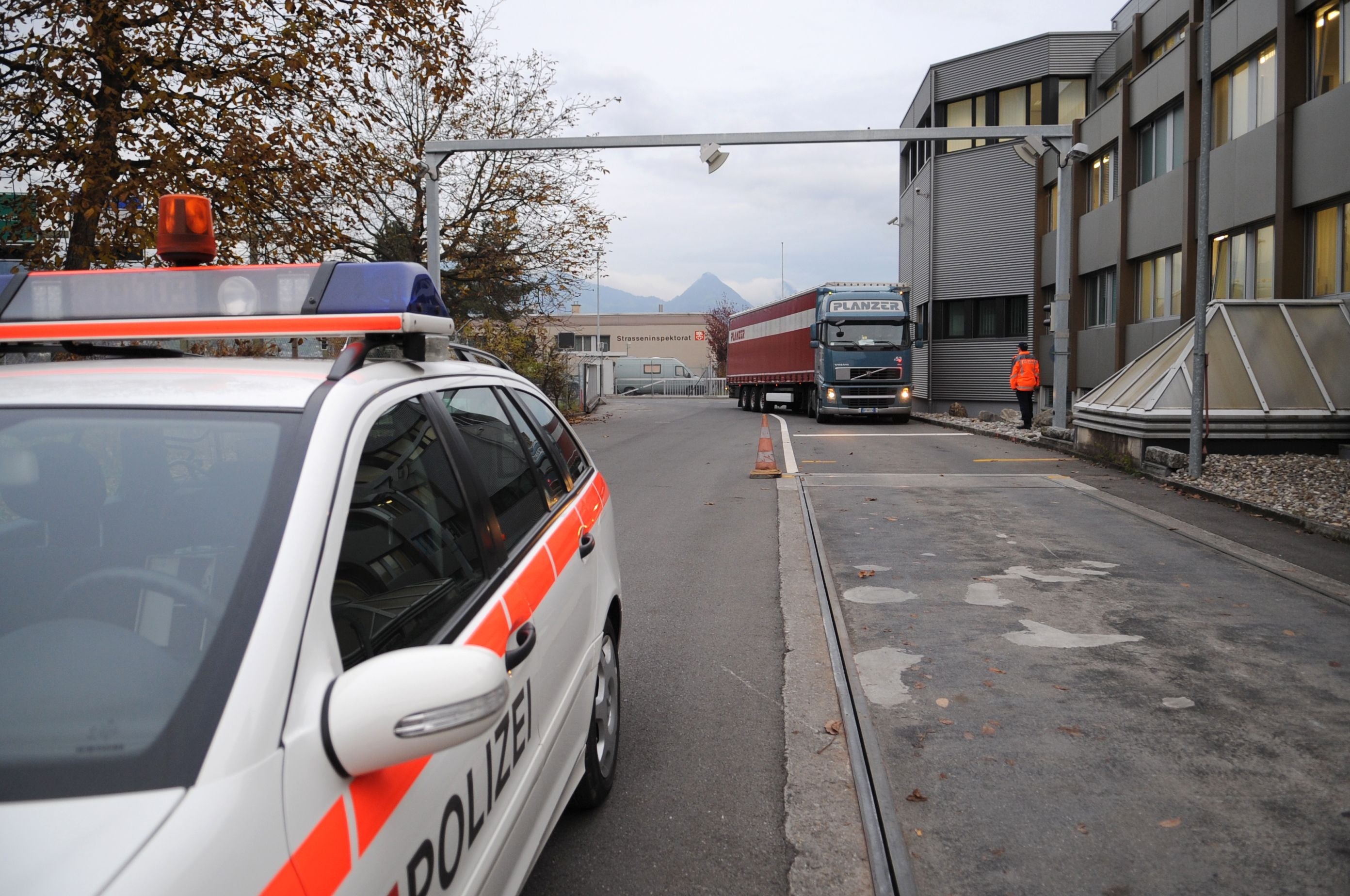 Polizei Zieht überladenen Lieferwagen Aus Dem Verkehr