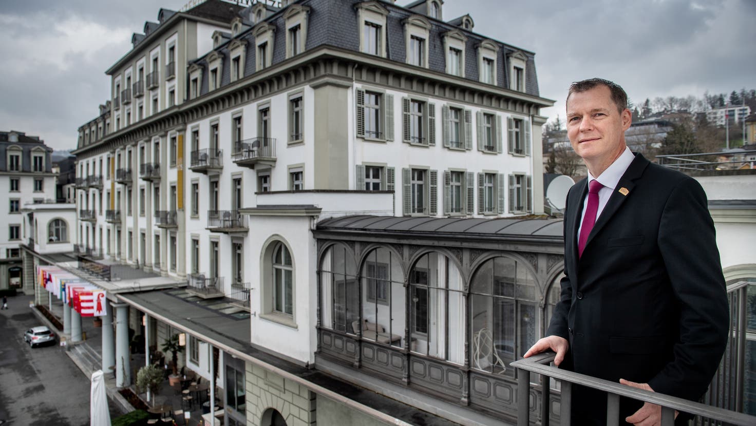 Clemens Hunziker vor dem Hotel Schweizerhof in Luzern. (Bild: Boris Bürgisser (Luzern, 22. März 2021))