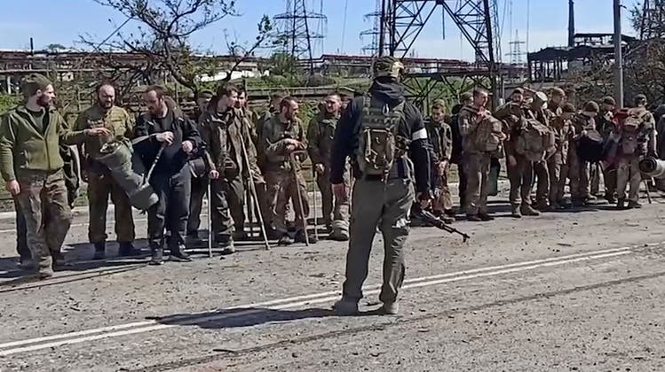 Ukrainische Soldaten verlassen das belagerte Asowstal-Werk in Mariupol. Was nun aus ihnen wird, ist unklar. (Keystone)