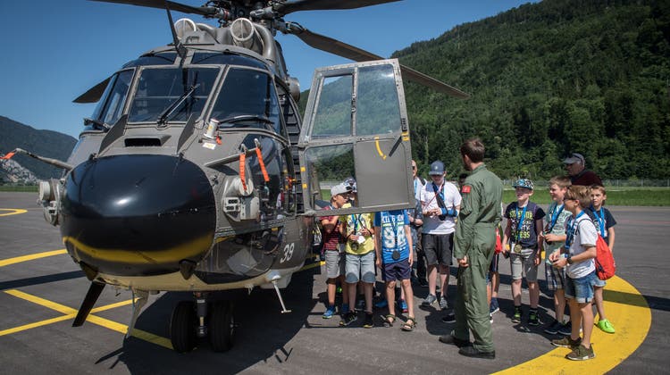 Obwaldner Ferienpass-Kinder bestaunen einen Super-Puma. (Bild: Boris Bürgisser (Alpnach, 10. Juli 2019))