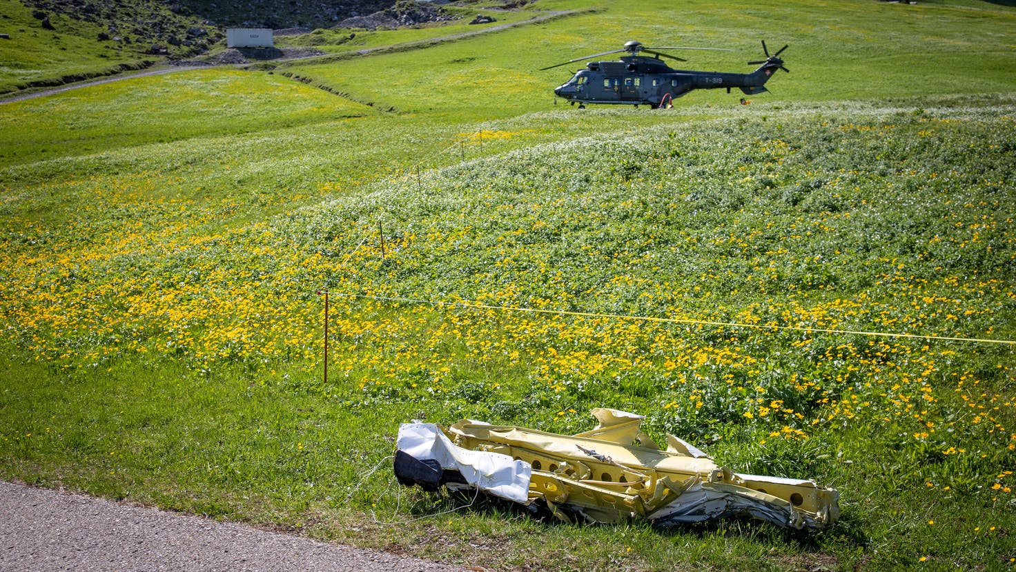 Fliegt und flog: Der Super-Puma der Schweizer Armee, eines der grössten Trümmerteile der abgestürzten Cessna 208 Caravan. (Bild: Raphael Rohner (18. Mai 2022))