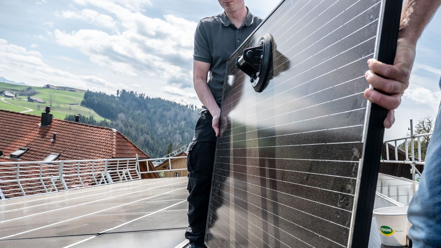 Auf dem Dach einer Scheune wird eine Solaranlage installiert. (Nadia Schärli (Menzberg, 19. April 2022))
