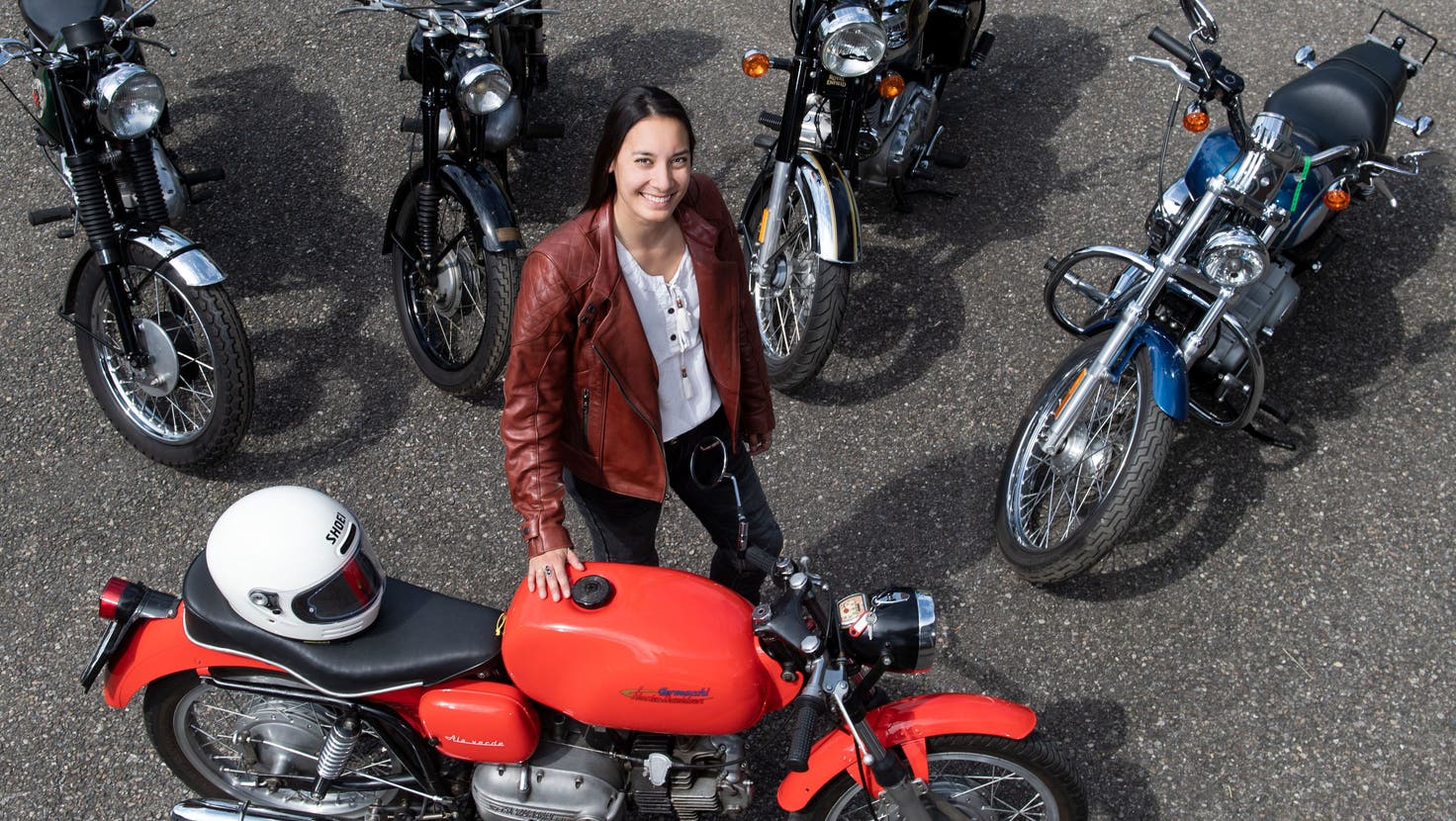 Sarah Speck mit ihren Motorrädern. (Bild: Eveline Beerkircher (Zufikon 12. Mai 2022))