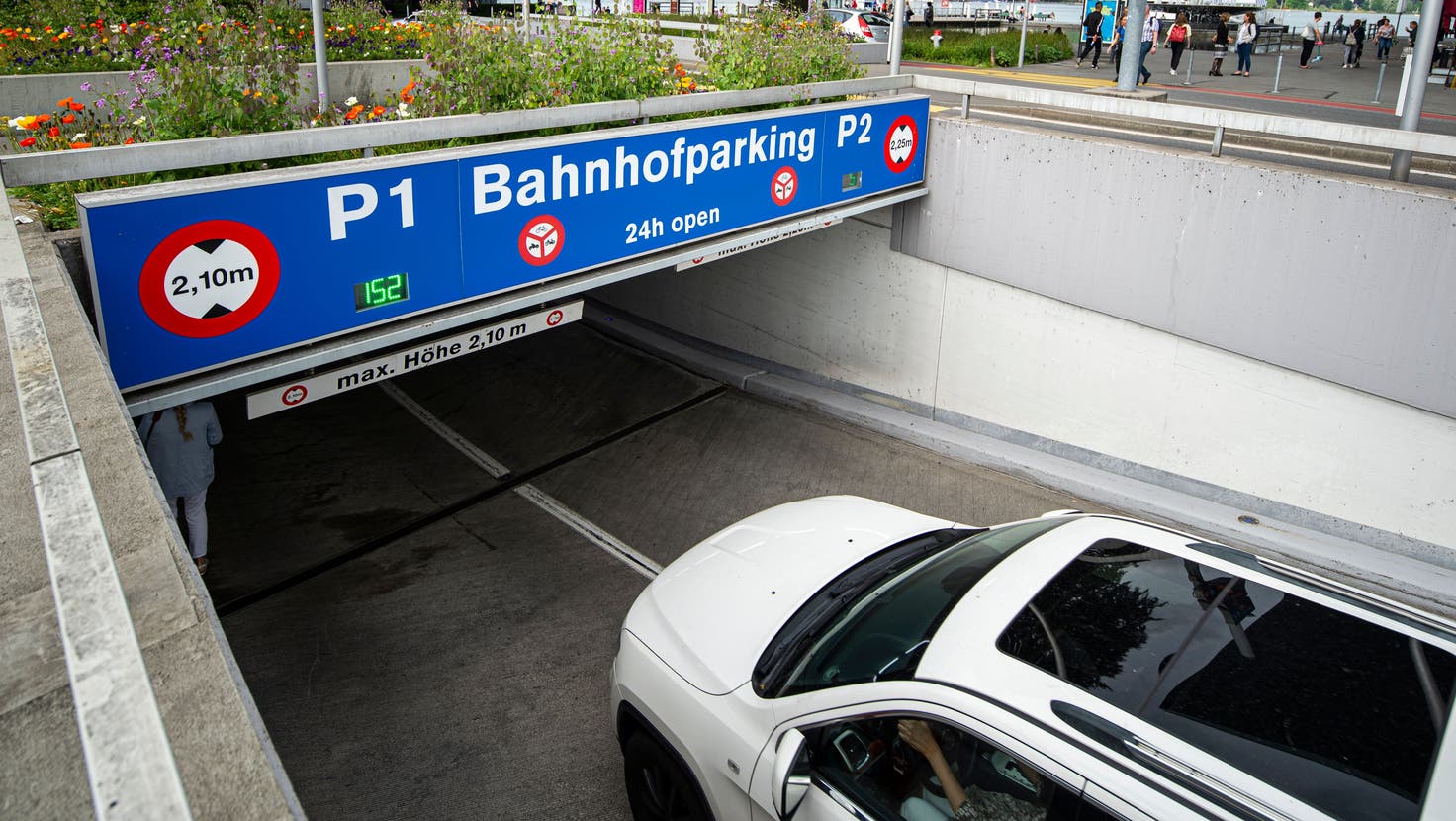 Die Einfahrt zum Parkhaus P1 beim Bahnhof in Luzern. (Bild: Dominik Wunderli (Luzern, 16. Mai 2022))