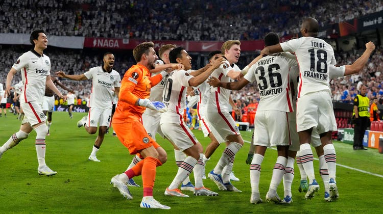 Kein Halten mehr: Die Spieler der Eintracht Frankfurt feiern den Sieg in der Europa League. (Keystone)