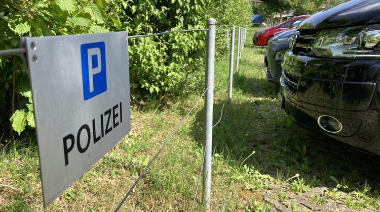 Bei diesen Parkplätzen wurde das Auto eines Polizisten beschädigt. Die vor dem Bezirksgericht Beschuldigte wurde freigesprochen. (Philipp Zimmermann)