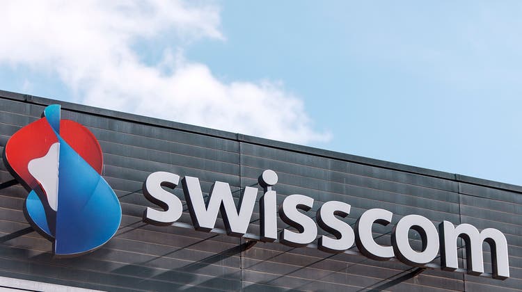 Mindestens bis Ende 2023 bleibt der Auftrag für die Grundversorgung in der Telekommunikation bei der Swisscom. (Keystone)