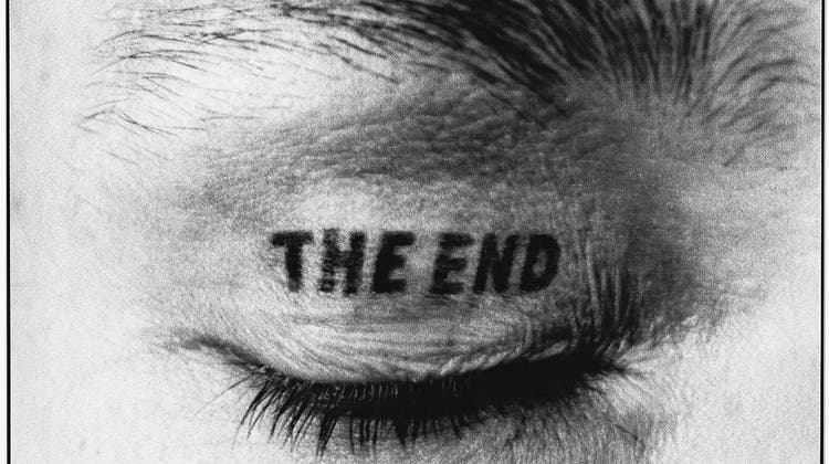Tim Ulrichs, The End: Der deutsche Künstler Tim Ulrichs hat sich als «Schlusspointe» die Worte «The End» auf sein rechtes Augenlid tätowiert. (Bild: Katharina Wernli)