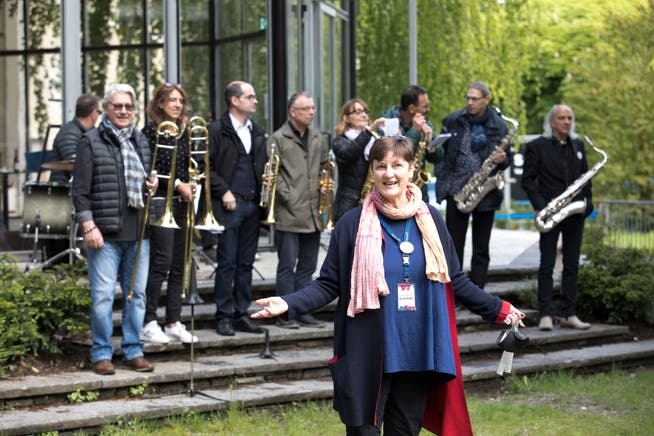 Festival-Präsidentin Susanne Slavicek (vorne) beim Eröffnungskonzert der Formation Salz &amp; Pfäffer im vergangenen Jahr.