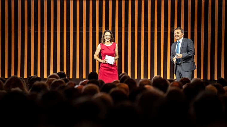 Moderatorin Mona Vetsch und TKB-Präsident René Bock vor 2600 Teilnehmern der Partizipantenversammlung. (Bild: Andrea Tina Stalder)