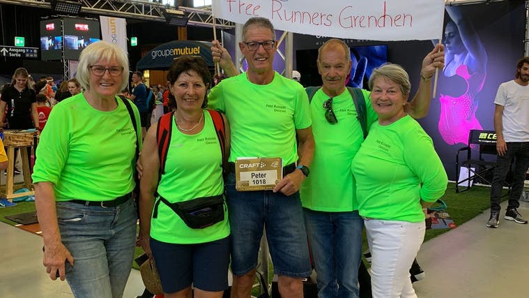 Peter Schwiete aus Bettlach hat den Grand Prix Bern zum 40. Mal absolviert. Hier mit seiner Frau und Vereinskollegen von den Free Runners Grenchen. (zvg)