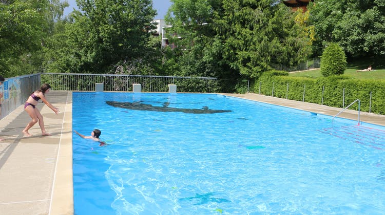 Das Schwimmbad Huebmet in Wölflinswil weist einen dringenden Sanierungsbedarf auf. (Bild: dka (19. 5. 2022))
