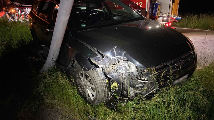 Bad Zurzach: Betrunkener fährt mit seinem Auto in eine Strassenlampe. (Kapo AG)