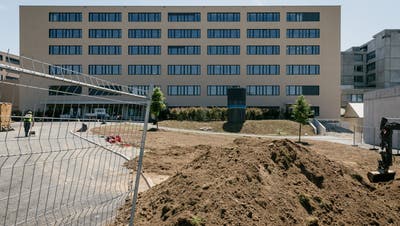 Schon bald bezugsbereit: Das neue Pflegezentrum des Spitals Limmattal kann Mitte September eröffnet werden. (Valentin Hehli)