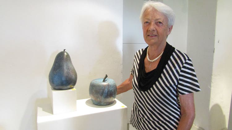Rita Honauer zeigt ihre Keramikwerke im Keramikmuseum Matzendorf: hier ein Apfel und eine Birne. (Walter Schmid)