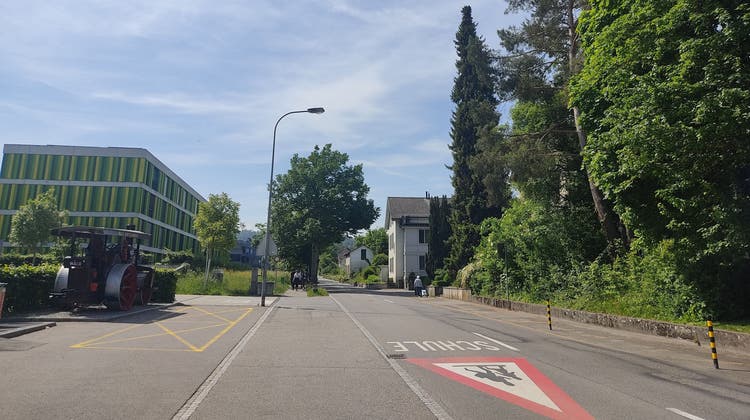 Hier, auf Höhe des Kindergartens (links des Bildausschnitts), soll eine Querung der Ammerswilerstrasse für den Fussverkehr entstehen. (Valérie Jost)