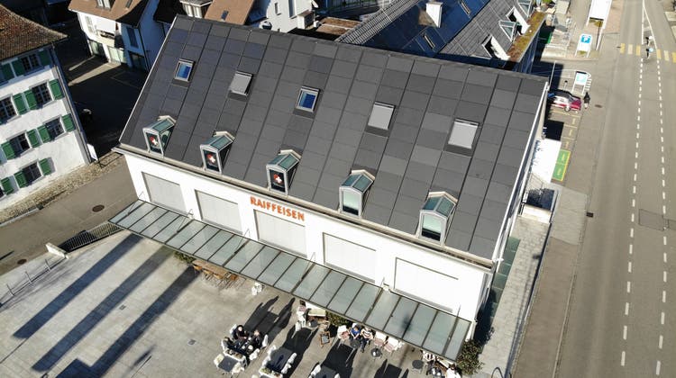 Am Hauptsitz der Raiffeisenbank Regio Frick-Mettauertal in Frick wurde im Frühjahr 2022 eine Fotovoltaikanlage installiert. (zvg)